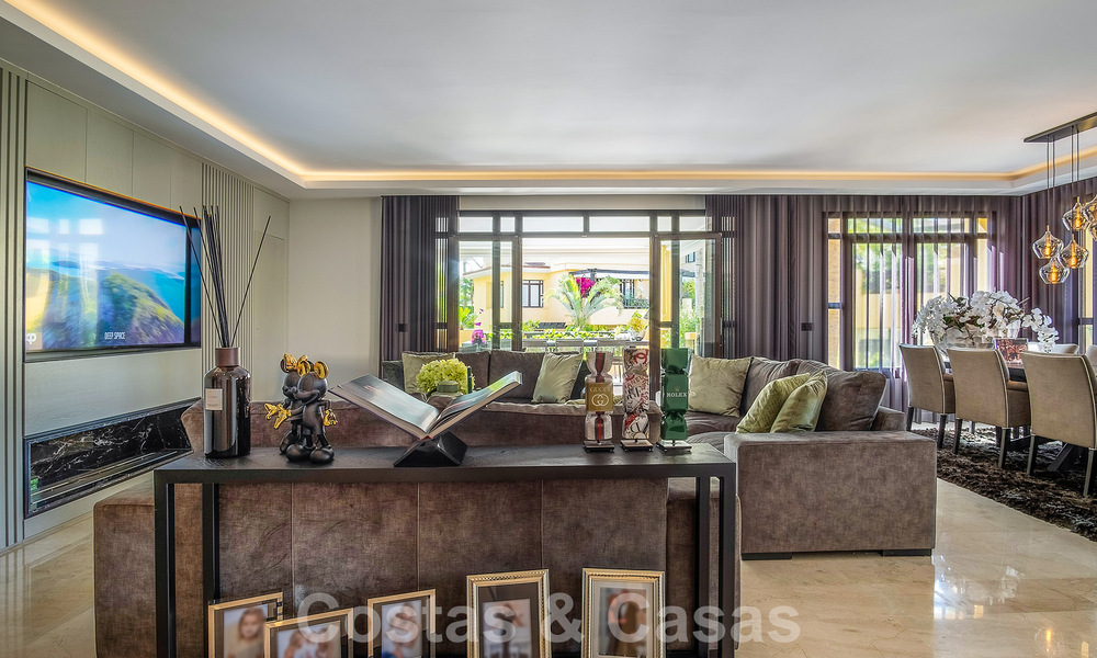 Luxe appartement te koop in een exclusief tweedelijnsstrand complex in Puerto Banus, Marbella 52097