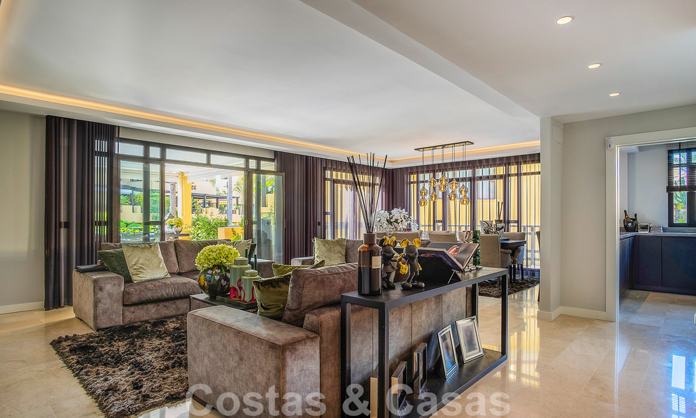 Luxe appartement te koop in een exclusief tweedelijnsstrand complex in Puerto Banus, Marbella 52098