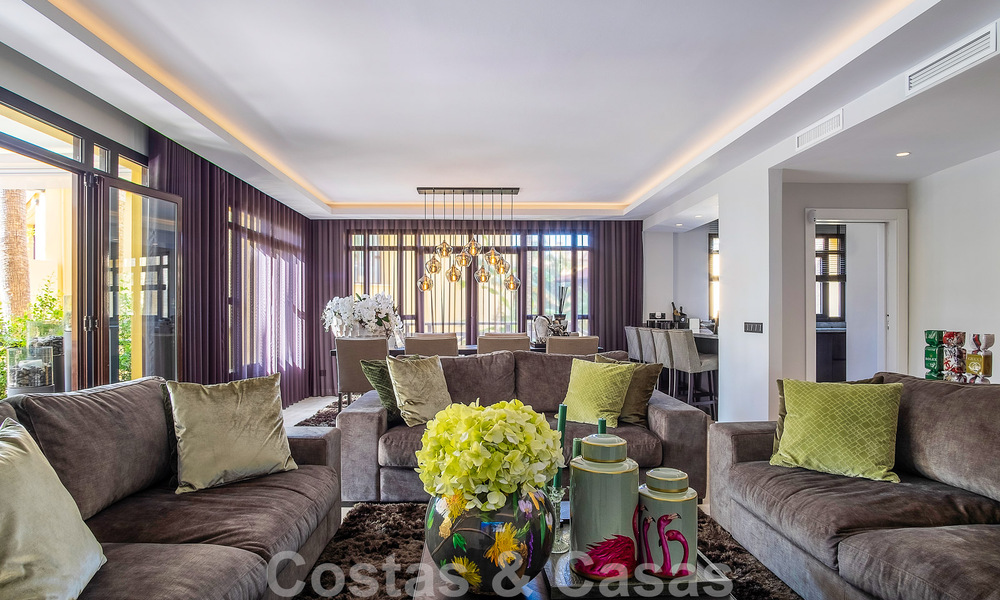 Luxe appartement te koop in een exclusief tweedelijnsstrand complex in Puerto Banus, Marbella 52099