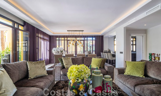Luxe appartement te koop in een exclusief tweedelijnsstrand complex in Puerto Banus, Marbella 52099 