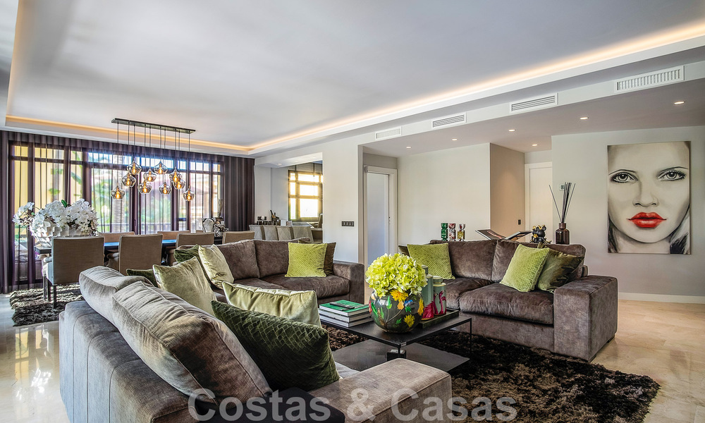Luxe appartement te koop in een exclusief tweedelijnsstrand complex in Puerto Banus, Marbella 52100