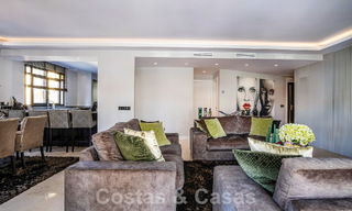 4-slaapkamer luxe appartement te koop in een exclusief tweedelijnsstrand complex in Puerto Banus, Marbella 52101 