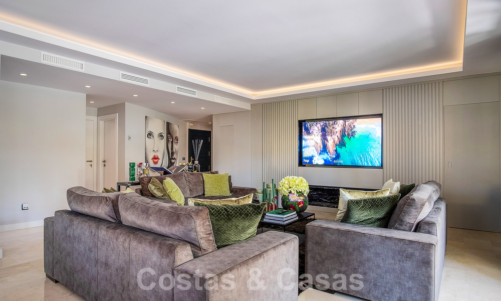 4-slaapkamer luxe appartement te koop in een exclusief tweedelijnsstrand complex in Puerto Banus, Marbella 52102