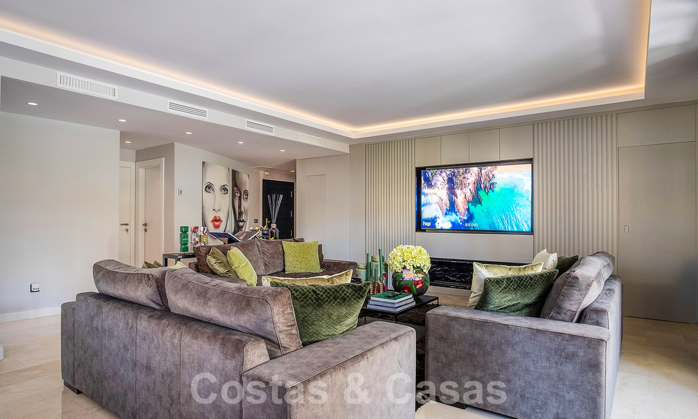 Luxe appartement te koop in een exclusief tweedelijnsstrand complex in Puerto Banus, Marbella 52102