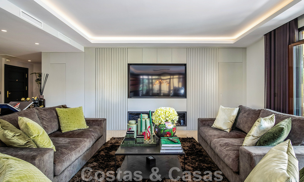 Luxe appartement te koop in een exclusief tweedelijnsstrand complex in Puerto Banus, Marbella 52104