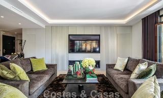 Luxe appartement te koop in een exclusief tweedelijnsstrand complex in Puerto Banus, Marbella 52104 