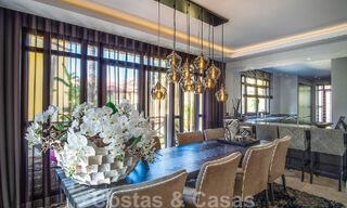 Luxe appartement te koop in een exclusief tweedelijnsstrand complex in Puerto Banus, Marbella 52105 