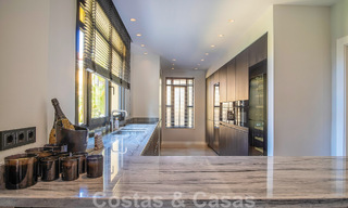 Luxe appartement te koop in een exclusief tweedelijnsstrand complex in Puerto Banus, Marbella 52108 