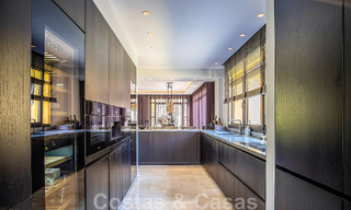 Luxe appartement te koop in een exclusief tweedelijnsstrand complex in Puerto Banus, Marbella 52109 