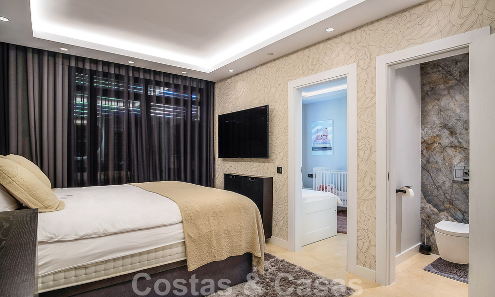 Luxe appartement te koop in een exclusief tweedelijnsstrand complex in Puerto Banus, Marbella 52114