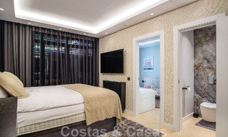 Luxe appartement te koop in een exclusief tweedelijnsstrand complex in Puerto Banus, Marbella 52114 