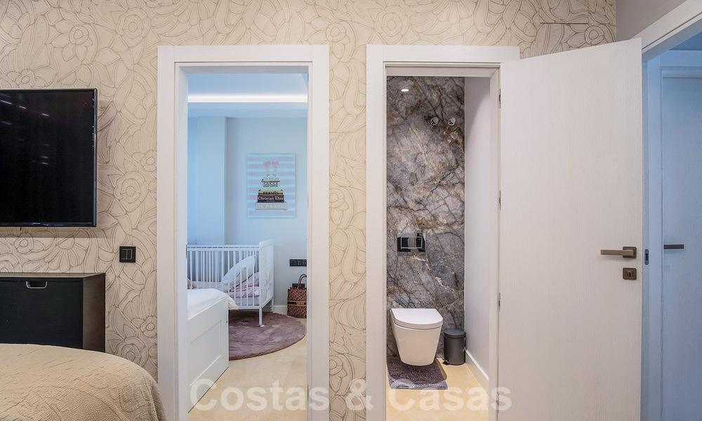 Luxe appartement te koop in een exclusief tweedelijnsstrand complex in Puerto Banus, Marbella 52115