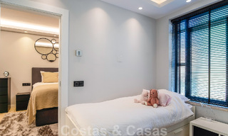 Luxe appartement te koop in een exclusief tweedelijnsstrand complex in Puerto Banus, Marbella 52117 