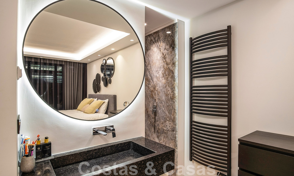 Luxe appartement te koop in een exclusief tweedelijnsstrand complex in Puerto Banus, Marbella 52119