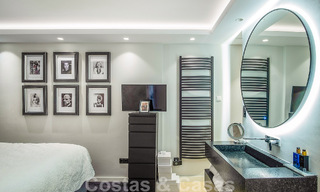 Luxe appartement te koop in een exclusief tweedelijnsstrand complex in Puerto Banus, Marbella 52122 