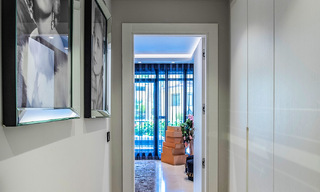 Luxe appartement te koop in een exclusief tweedelijnsstrand complex in Puerto Banus, Marbella 52127 