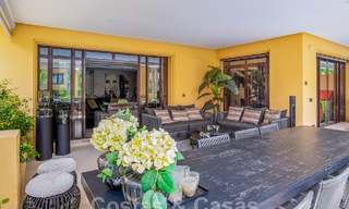 Luxe appartement te koop in een exclusief tweedelijnsstrand complex in Puerto Banus, Marbella 52133 