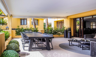 4-slaapkamer luxe appartement te koop in een exclusief tweedelijnsstrand complex in Puerto Banus, Marbella 52134 