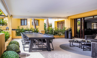Luxe appartement te koop in een exclusief tweedelijnsstrand complex in Puerto Banus, Marbella 52134 