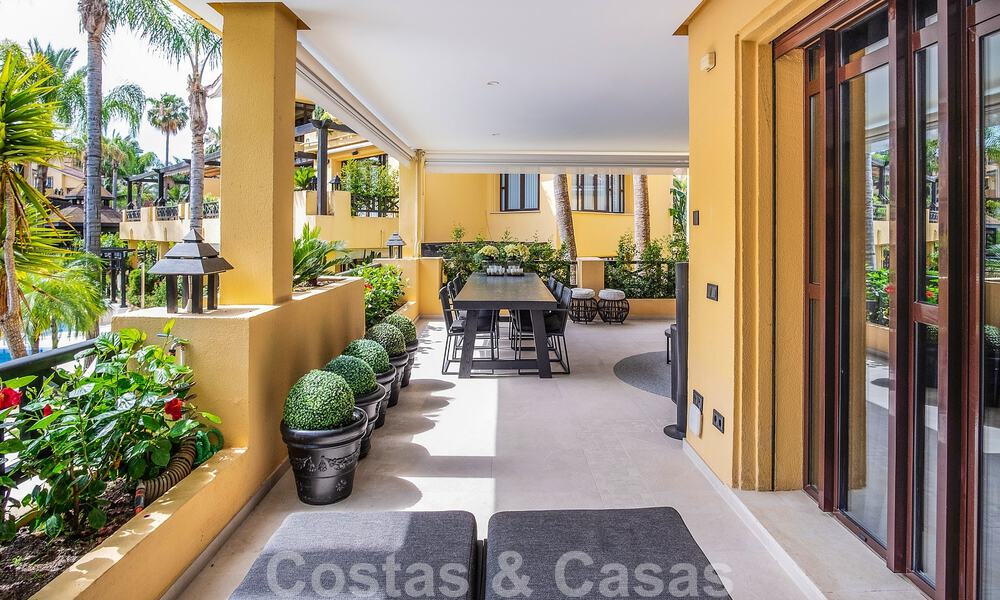 Luxe appartement te koop in een exclusief tweedelijnsstrand complex in Puerto Banus, Marbella 52136