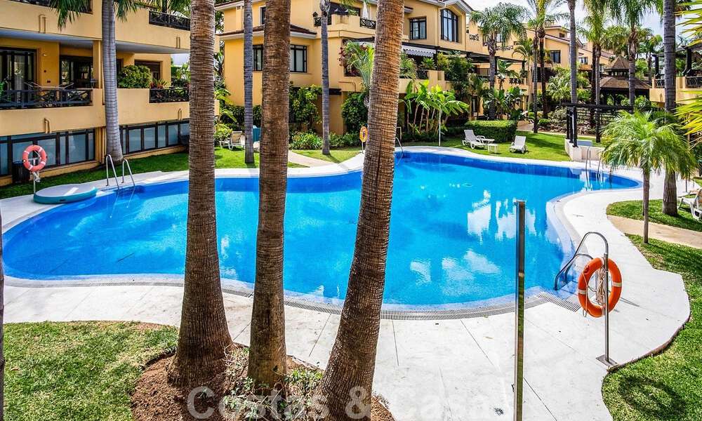 4-slaapkamer luxe appartement te koop in een exclusief tweedelijnsstrand complex in Puerto Banus, Marbella 52137