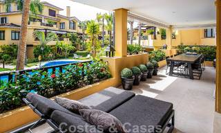 Luxe appartement te koop in een exclusief tweedelijnsstrand complex in Puerto Banus, Marbella 52138 