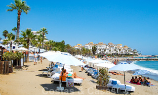 Luxe appartement te koop in een exclusief tweedelijnsstrand complex in Puerto Banus, Marbella 52144 