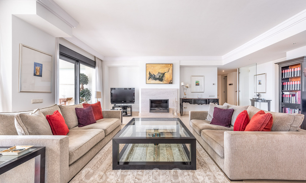 Modern duplex penthouse te koop met panoramisch zeezicht, gelegen in een begeerd complex in Los Monteros, Marbella 52253