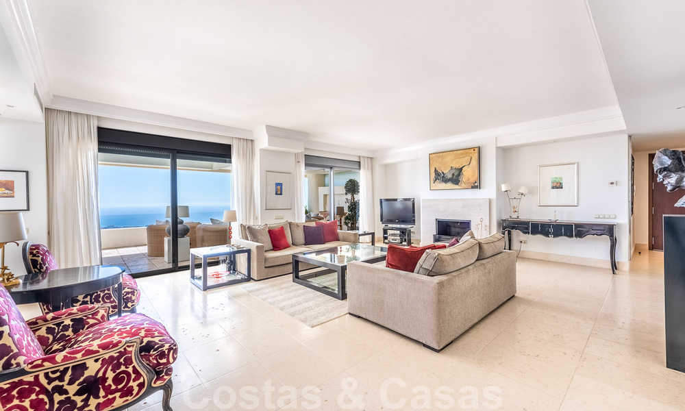 Modern duplex penthouse te koop met panoramisch zeezicht, gelegen in een begeerd complex in Los Monteros, Marbella 52255