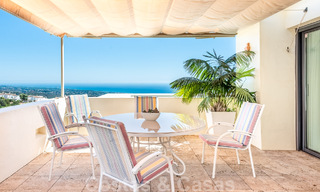 Modern duplex penthouse te koop met panoramisch zeezicht, gelegen in een begeerd complex in Los Monteros, Marbella 52258 