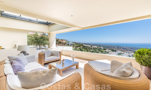 Modern duplex penthouse te koop met panoramisch zeezicht, gelegen in een begeerd complex in Los Monteros, Marbella 52262