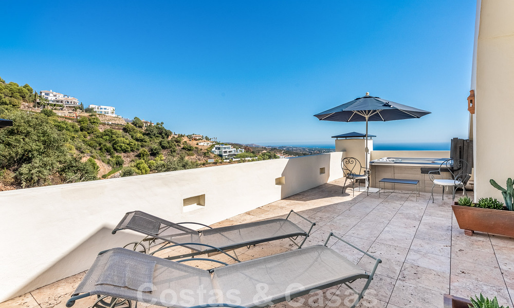 Modern duplex penthouse te koop met panoramisch zeezicht, gelegen in een begeerd complex in Los Monteros, Marbella 52267