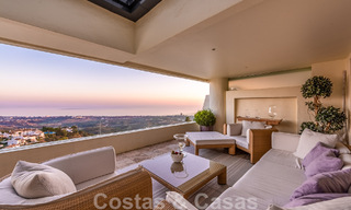 Modern duplex penthouse te koop met panoramisch zeezicht, gelegen in een begeerd complex in Los Monteros, Marbella 52275 