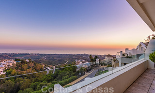 Modern duplex penthouse te koop met panoramisch zeezicht, gelegen in een begeerd complex in Los Monteros, Marbella 52277 