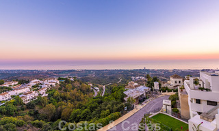 Modern duplex penthouse te koop met panoramisch zeezicht, gelegen in een begeerd complex in Los Monteros, Marbella 52279 