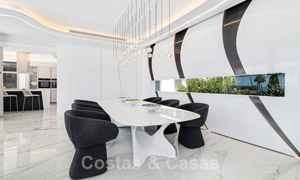 Nieuwgebouwde luxevilla met een architectonisch design te koop, eerstelijnsstrand in Los Monteros, Marbella 52282