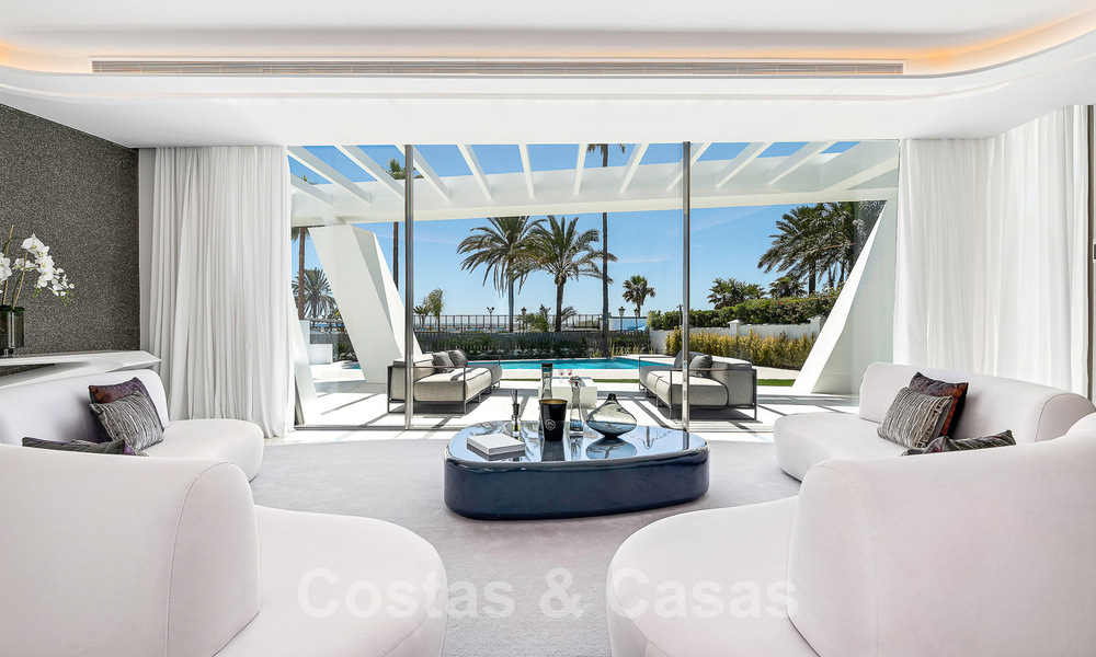 Nieuwgebouwde luxevilla met een architectonisch design te koop, eerstelijnsstrand in Los Monteros, Marbella 52284