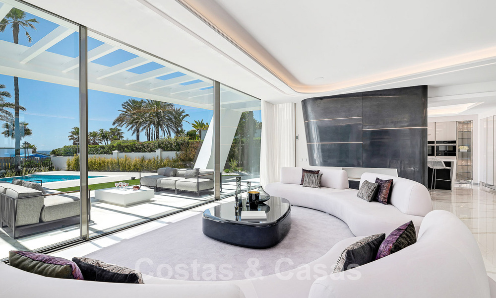 Nieuwgebouwde luxevilla met een architectonisch design te koop, eerstelijnsstrand in Los Monteros, Marbella 52285