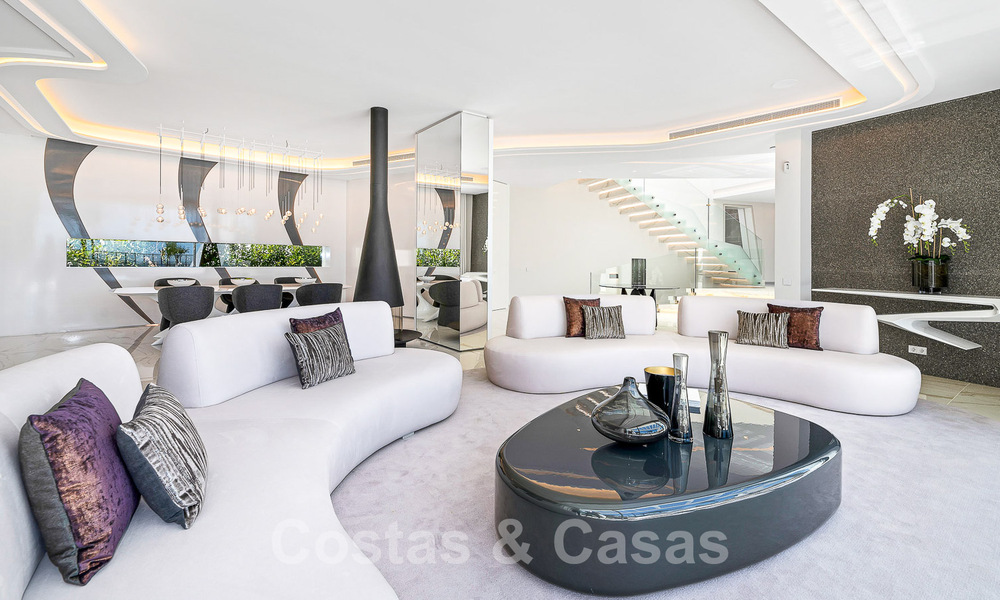 Nieuwgebouwde luxevilla met een architectonisch design te koop, eerstelijnsstrand in Los Monteros, Marbella 52287