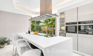 Nieuwgebouwde luxevilla met een architectonisch design te koop, eerstelijnsstrand in Los Monteros, Marbella 52288 