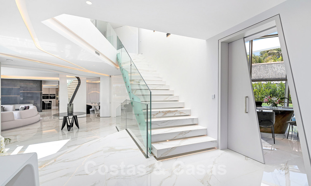 Nieuwgebouwde luxevilla met een architectonisch design te koop, eerstelijnsstrand in Los Monteros, Marbella 52289