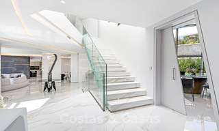 Nieuwgebouwde luxevilla met een architectonisch design te koop, eerstelijnsstrand in Los Monteros, Marbella 52289 