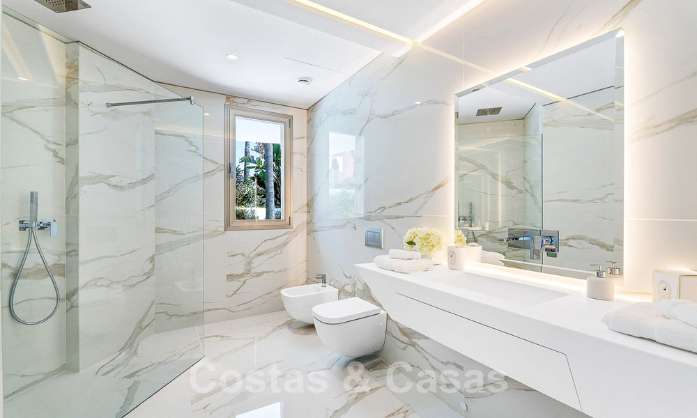 Nieuwgebouwde luxevilla met een architectonisch design te koop, eerstelijnsstrand in Los Monteros, Marbella 52290