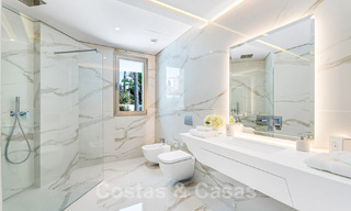 Nieuwgebouwde luxevilla met een architectonisch design te koop, eerstelijnsstrand in Los Monteros, Marbella 52290 