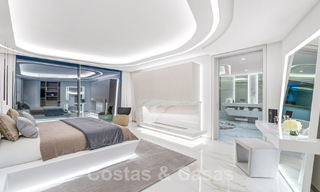 Nieuwgebouwde luxevilla met een architectonisch design te koop, eerstelijnsstrand in Los Monteros, Marbella 52291 