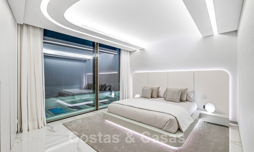 Nieuwgebouwde luxevilla met een architectonisch design te koop, eerstelijnsstrand in Los Monteros, Marbella 52295