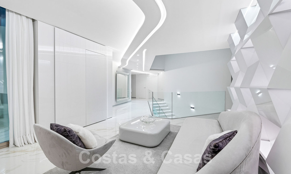 Nieuwgebouwde luxevilla met een architectonisch design te koop, eerstelijnsstrand in Los Monteros, Marbella 52296