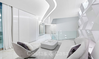 Nieuwgebouwde luxevilla met een architectonisch design te koop, eerstelijnsstrand in Los Monteros, Marbella 52296 