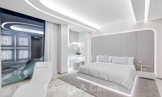 Nieuwgebouwde luxevilla met een architectonisch design te koop, eerstelijnsstrand in Los Monteros, Marbella 52297 