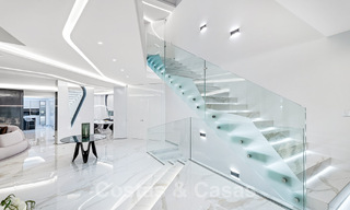 Nieuwgebouwde luxevilla met een architectonisch design te koop, eerstelijnsstrand in Los Monteros, Marbella 52298 